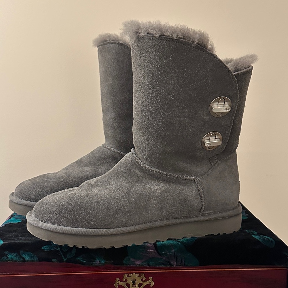 EUC UGG Classic Short Turn Lock Boots Grey Suede Shearling Sheepskin Wm 7
